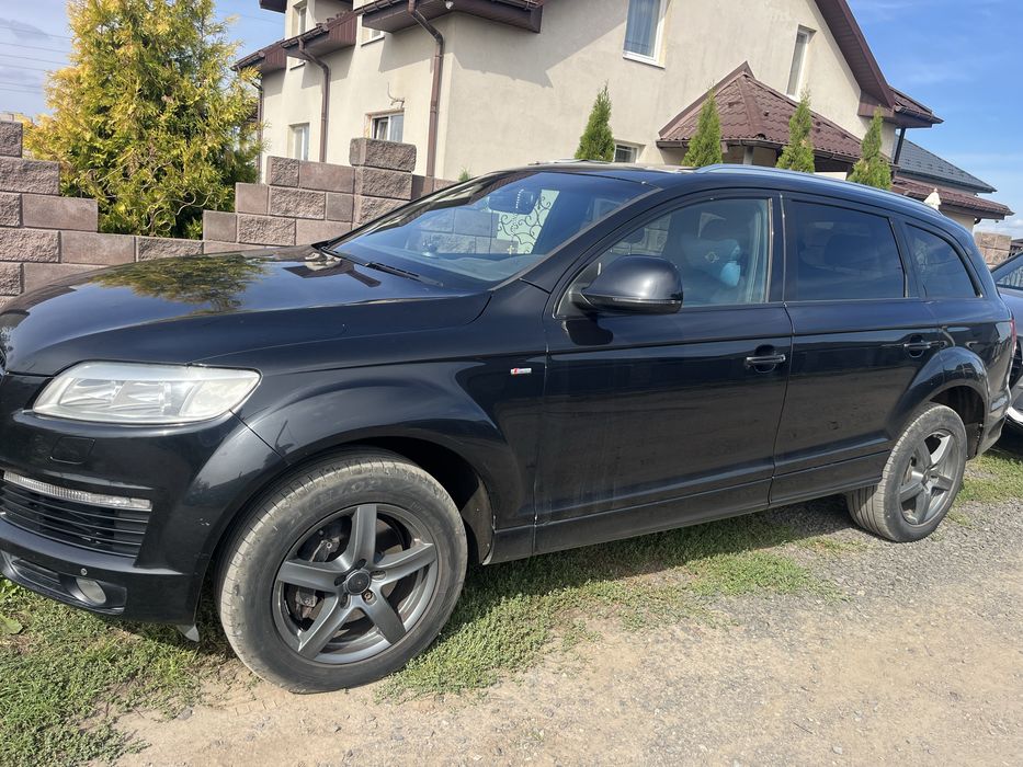 Продам AUDI Q7 .