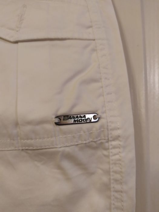 Białe spodnie rybaczki. Banana Moon.