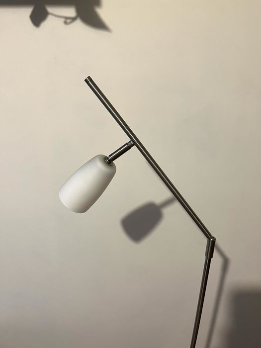 Lampa stojąca podłogowa srebrna i stolik kawowy do salonu