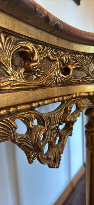 Mesa Consola Clássica Dourada com Tampo em Mármore – Estilo Luís XV