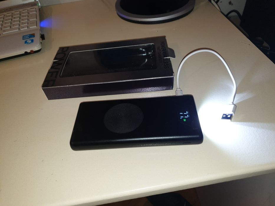 Powerbank z bezprzewodowym ładowaniem.