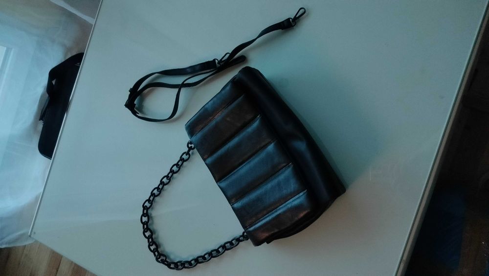 Torebka czarna kopertowa listonoszka na ramię łańcuch karbowana