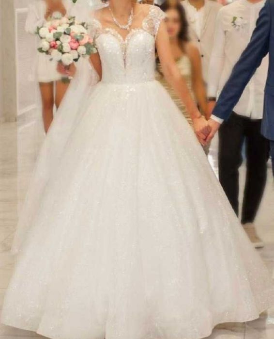 Шикарна весільня сукня