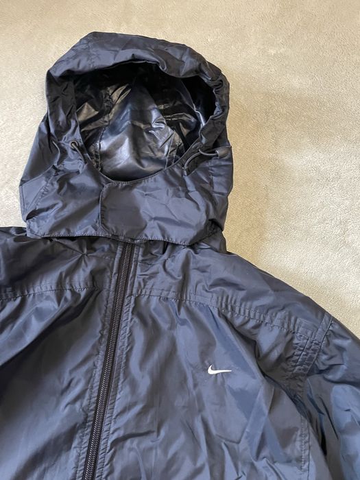 Черная ветровка Nike с капюшоном