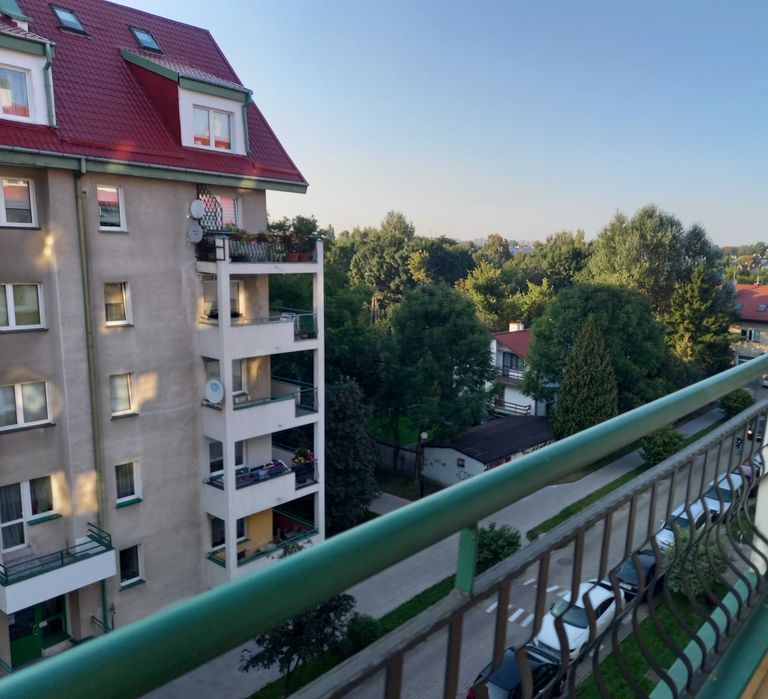 Właściciel wynajmie 4 pokoje 90 m, dwupoziomowe, z dużym balkonem  (IV piętro bez windy, duża piwnica) Włochy ul.Solipska27.