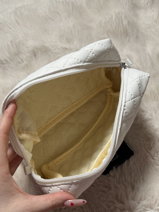 Nowa biała pikowana kosmetyczka + lusterko Top Estetic