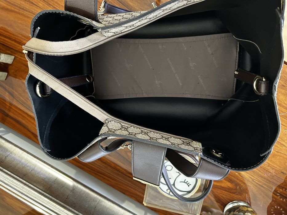 Mala shopper grande com padrão monograma e alças em corrente dourada