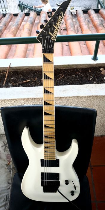 Jackson JS32 com EMG 81/85