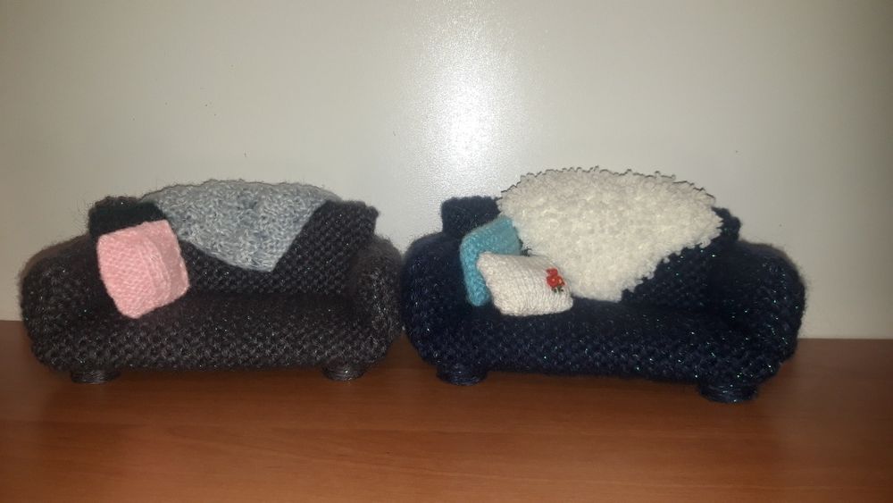 Диванчик для кукол, вязаный