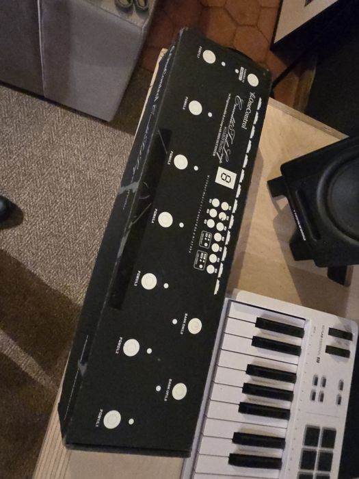 One Control Crocodile Tail Loop OC-10 - MIDI  Buffered Loop Switcher