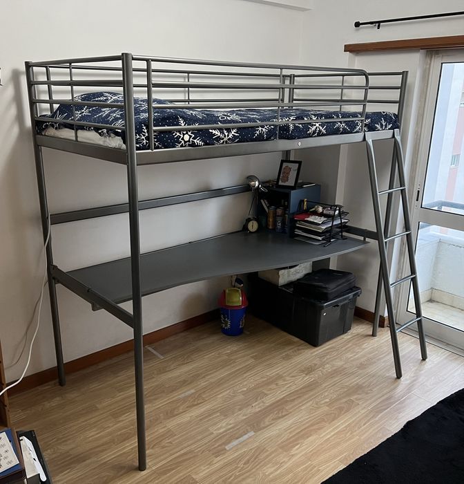 Cama Alta IKEA (TROMSÖ/SVÄRTA) com secretária + Colchão Solteiro 90x200