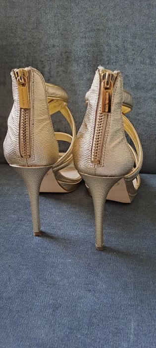Sandálias douradas Michael Kors