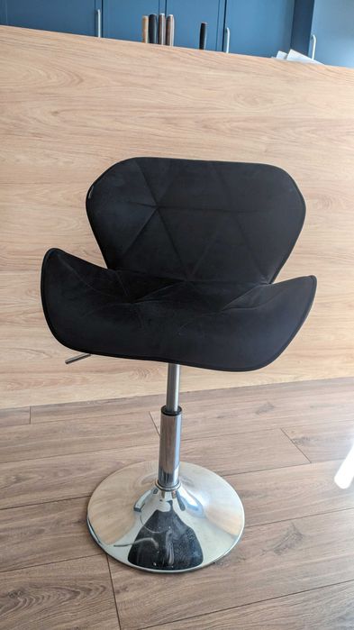 Czarne krzesło hoker