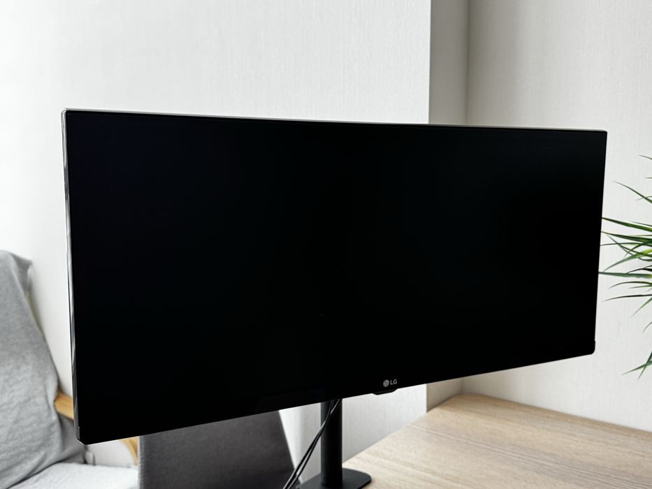 Монітор IPS LG 29UM68-P 2560x1080 21:9 в хорошому стані