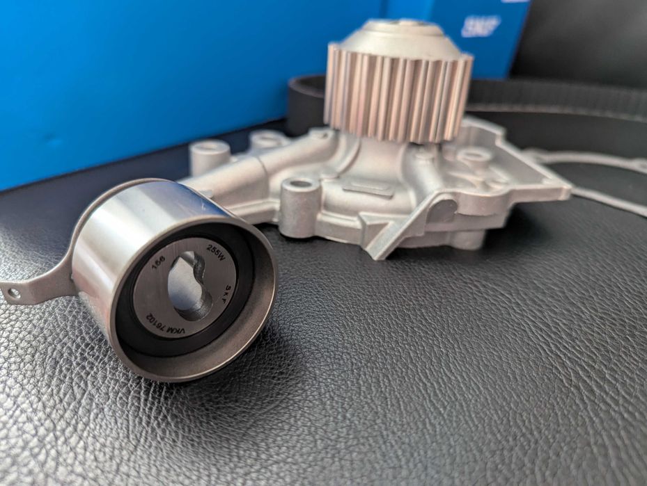 SKF VKMC90008 Комплект ГРМ (ремінь + ролик + водяний насос)