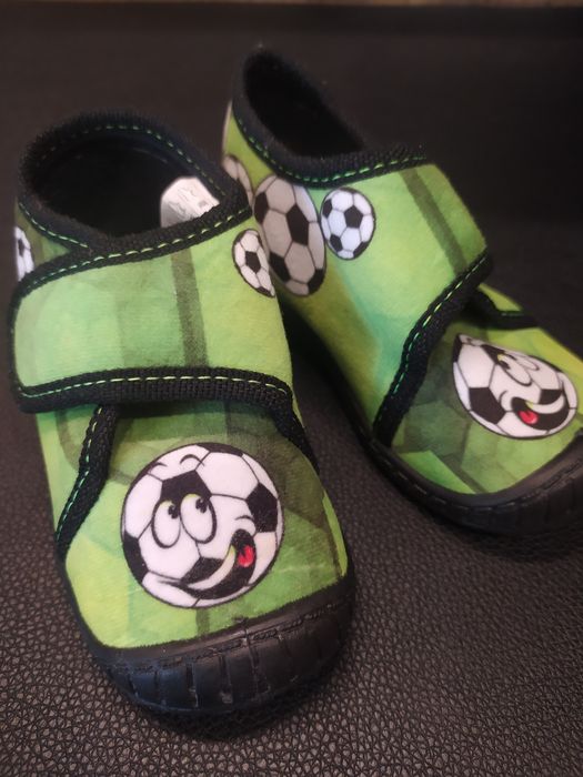 Nowe ciapy buciki 20 skórzana wkładka zielone piłki