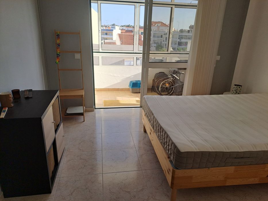 Arrenda-se quarto apenas para uma pessoa.