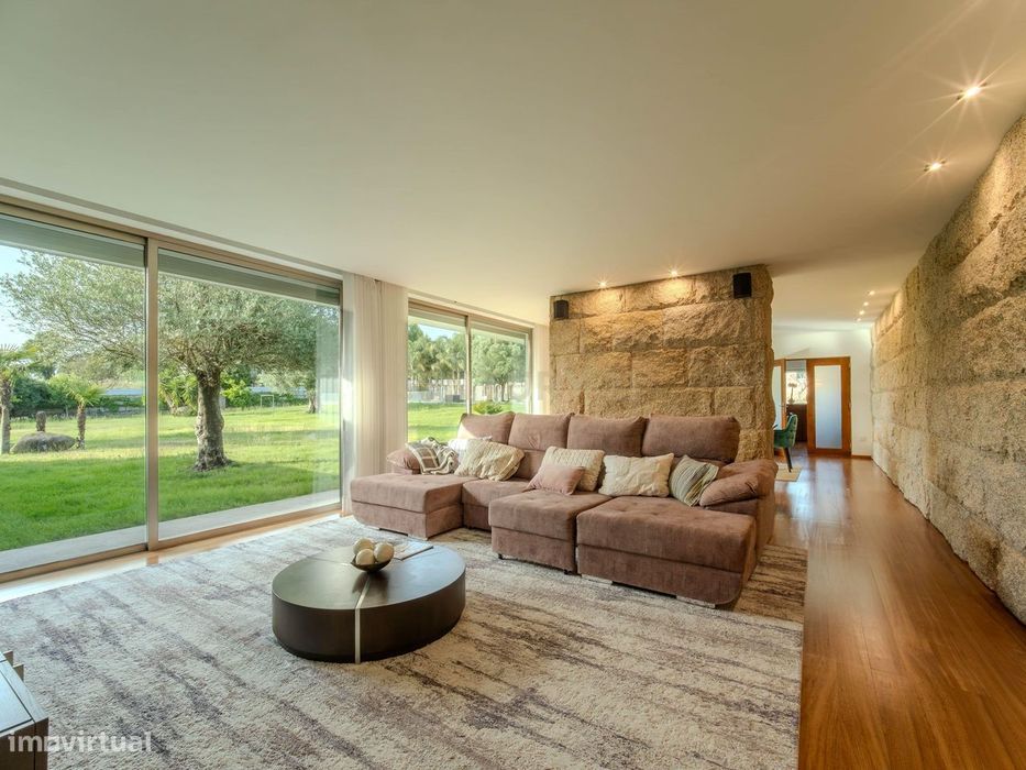 Moradia V3 de Luxo com Piscina Aquecida e 3.975 m² de Jardim (Famalicã