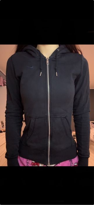 czarna taliowana bluza nike z kapturem