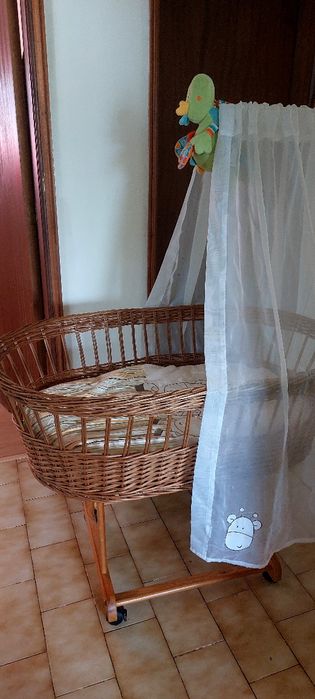 Berço de bebé com rodinhas