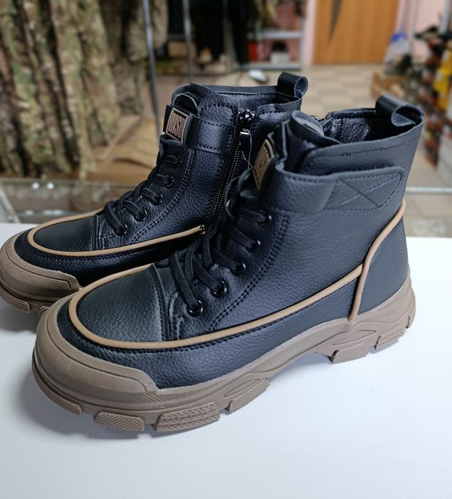 Продам чобітки для дівчинки 35 устілка 22,5 розміру на тоненькому хутр