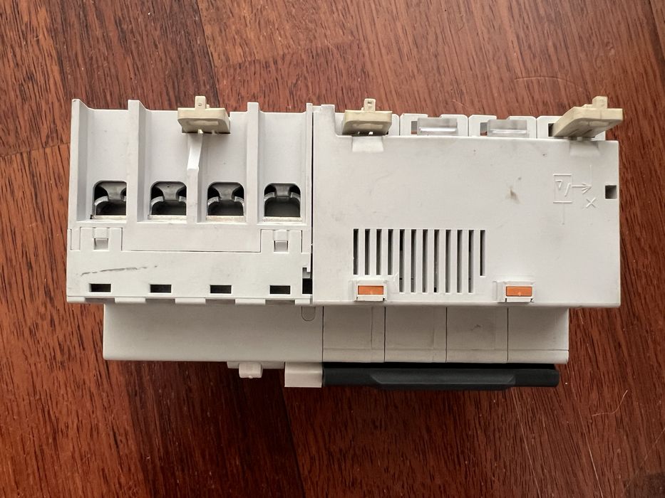 Disjuntor diferencial trifásico Merlin Gerin C60N D32 + Vigi C60 300mA