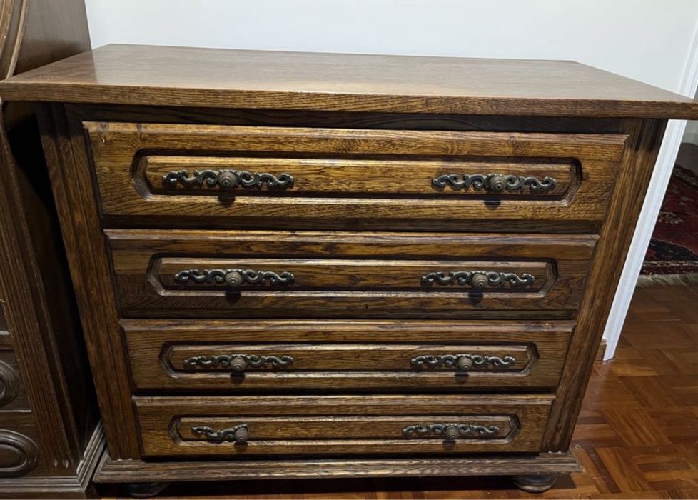 Comoda de madeira com 4 gavetas