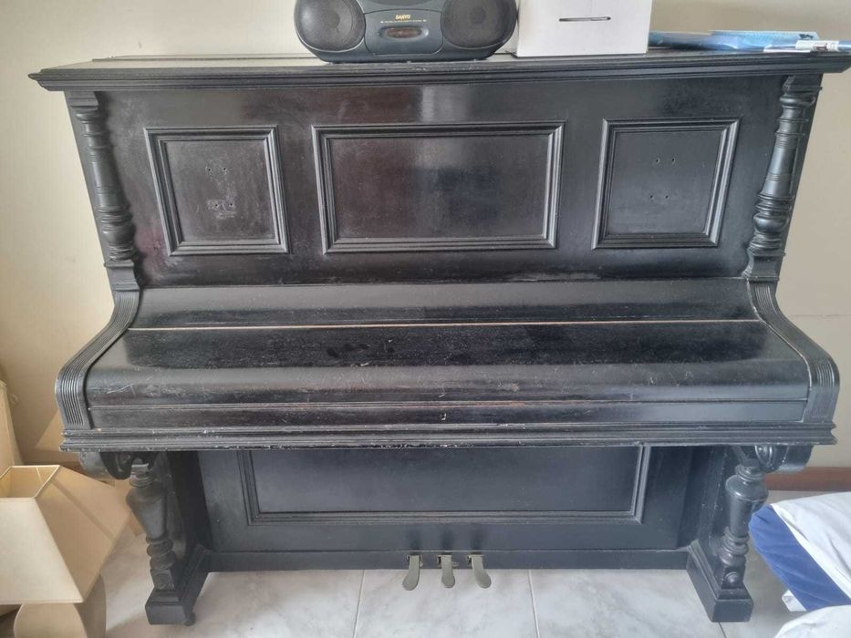 Piano de parede, marca H. Hillgattmarde  Hoflieferant