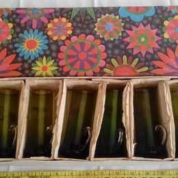 6 copos pequenos, com asa, motivos dourados, em caixa de origem