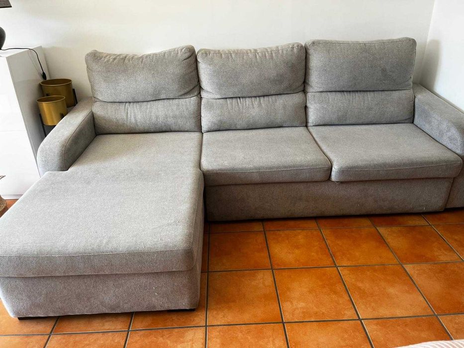 Sofá com chaise lounge e cama