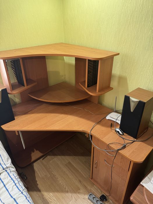 Компʼютерний стіл