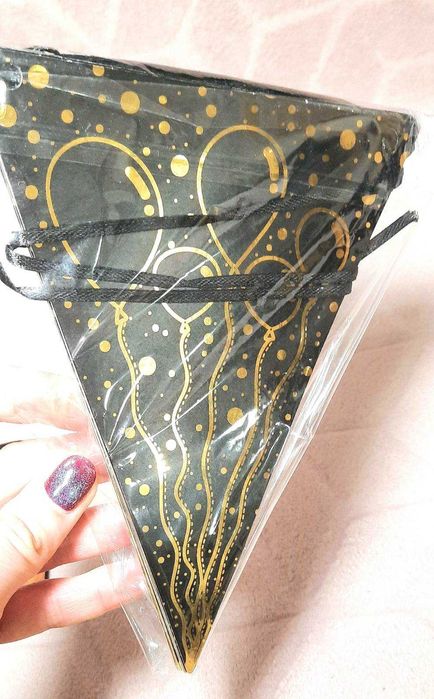 Гірлянда чорно-золота прапорці святкові на стрічці та кульки надувні