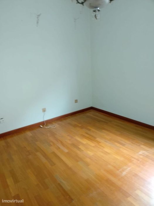 Apartamento T4+1 em Rés-do-chão — Bom estado.