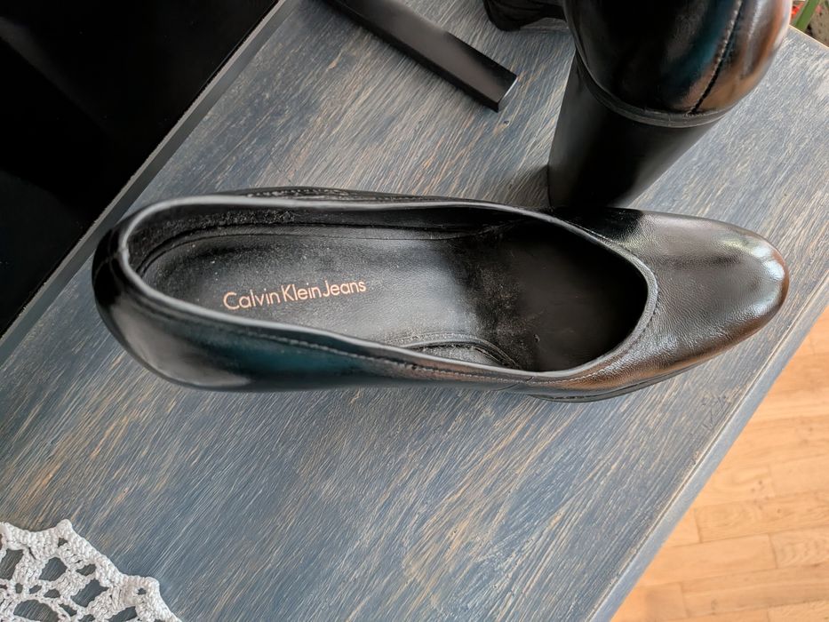 Skórzane czółenka  na słupku  Calvin Klein