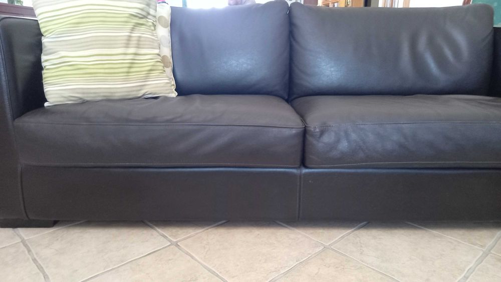 Sofá em pele castanho escuro