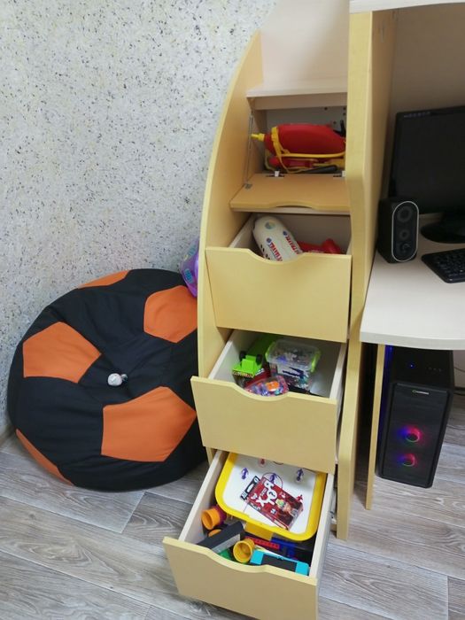 Продам двухуровневую кровать