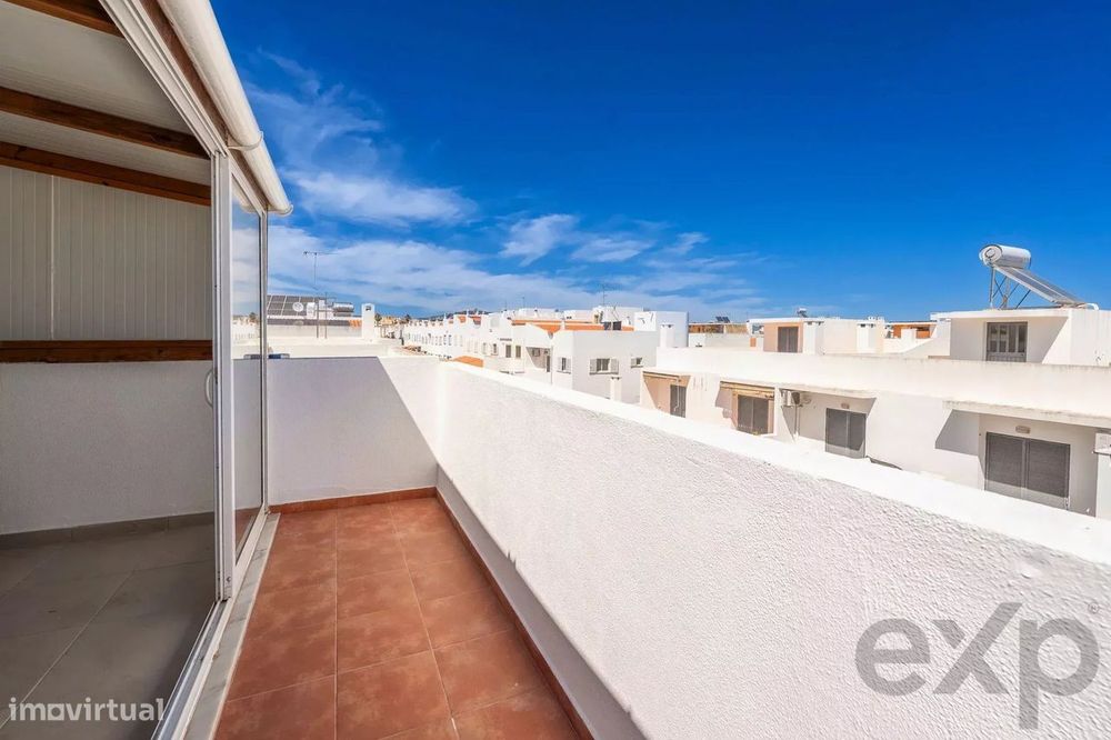 Moradia T2+1 com quintal e terraços com vista mar em Olhão, junto à Ri
