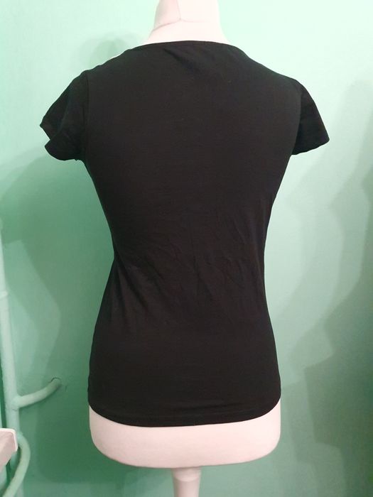 Urocza koszulka z kocim pyszczkiem i białym kołnierzykiem dark kawaii