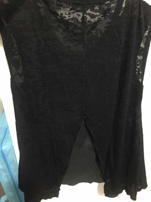 t-shirt senhora com aplicaçoes na parte da frente