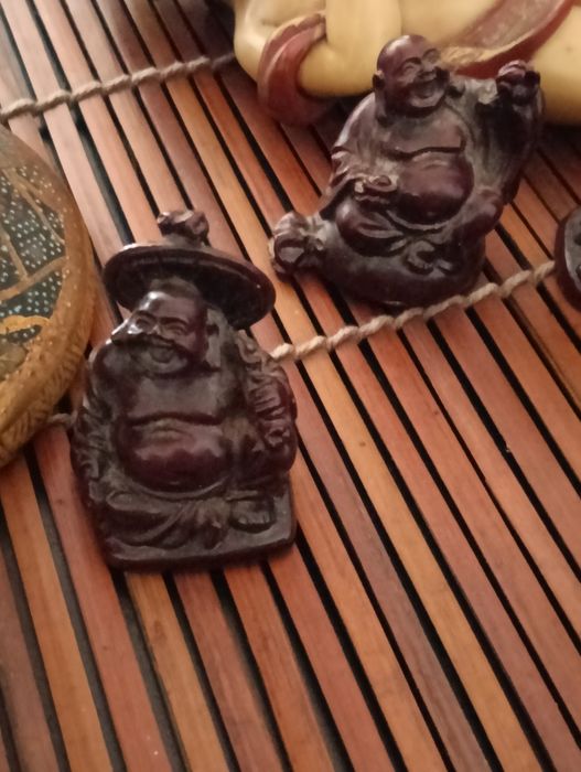 Quatro Budas miniaturas de resina