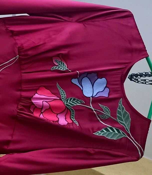 Elegancka satynowa burgundowa wyszywana sukienka w kwiaty ASOS