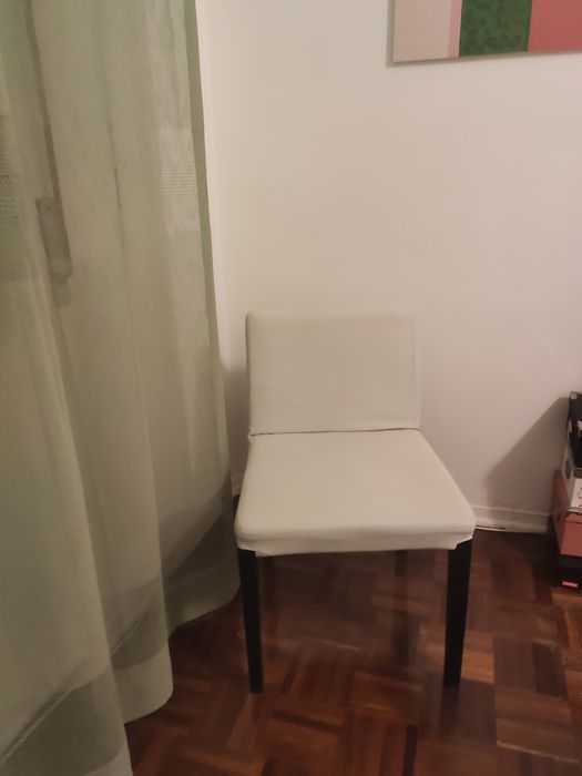 4 Cadeiras por 50€.  Com capas amovíveis