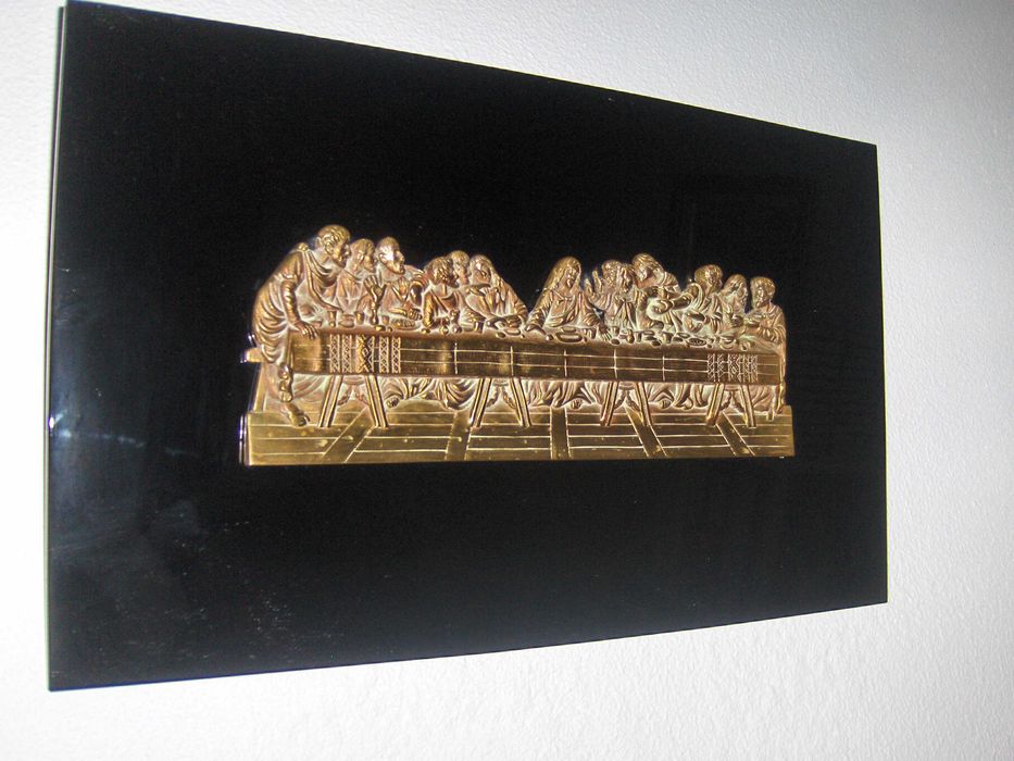 Última ceia de Cristo em cobre fixada em vidro preto
