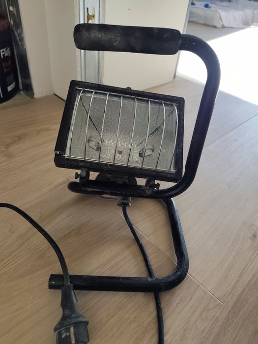 Halogen budowlany