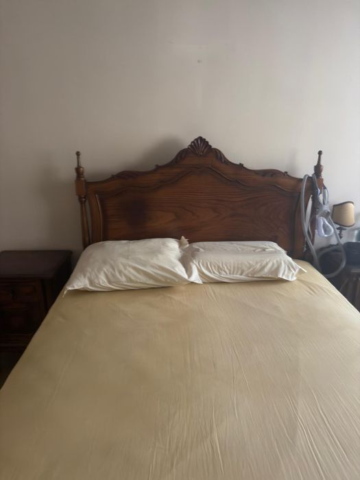 Cama e 2 mesas de cabeceira