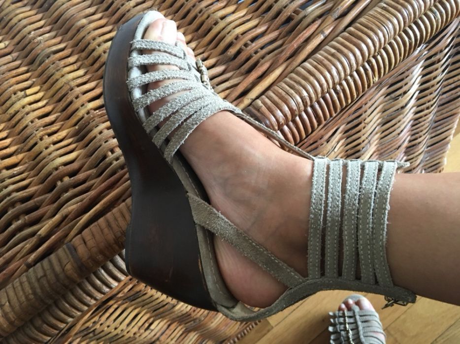 Sandálias bege camurça Zara