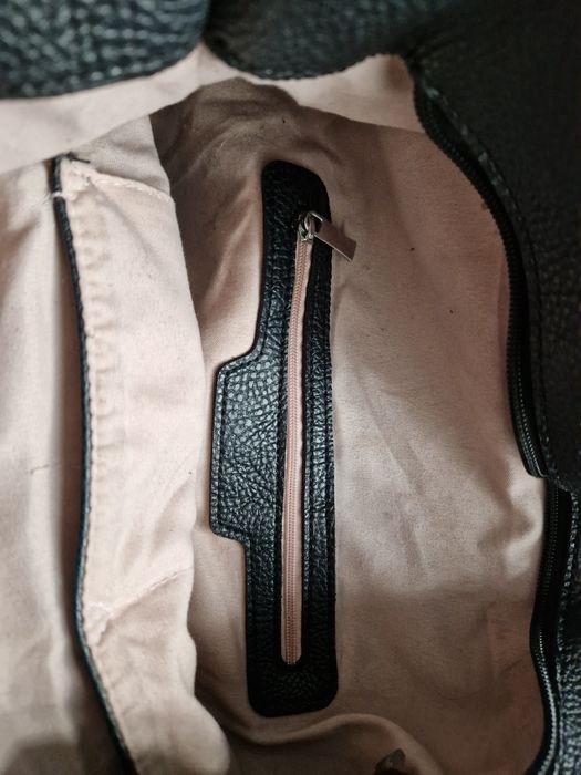 Czarna torebka z fredzlami.