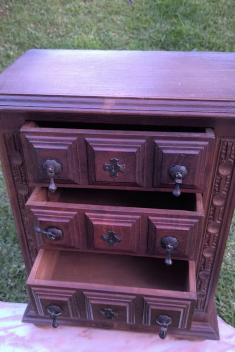 Móvel camiseiro quatro gavetas em madeira maciça de castanho