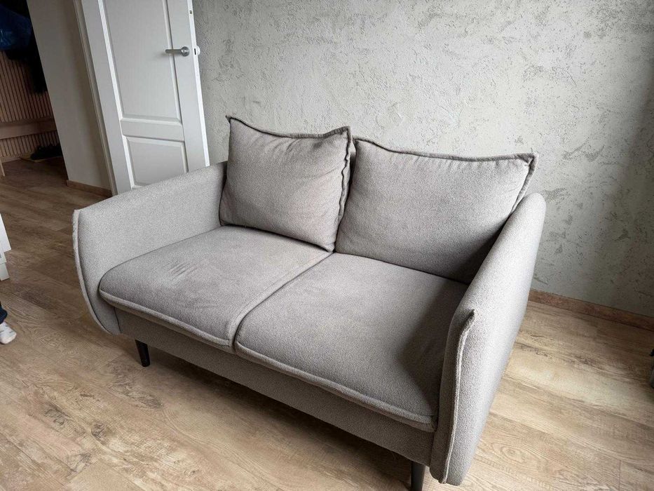 Sofa w kolorze szarym