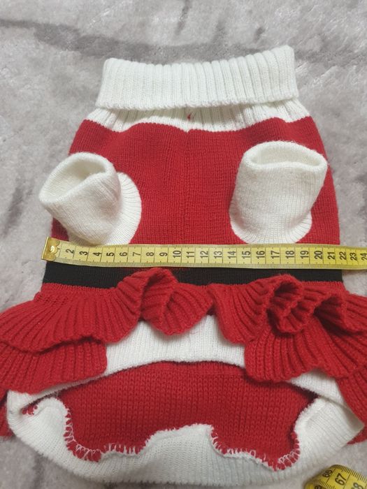 В'язана червона кофта на собачку